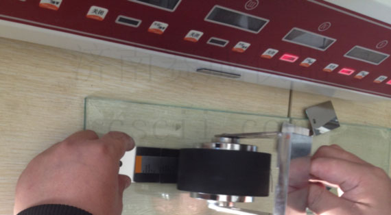 運用濟南賽成CZY-6S持粘性檢測儀，測試不干膠標簽持粘性試驗